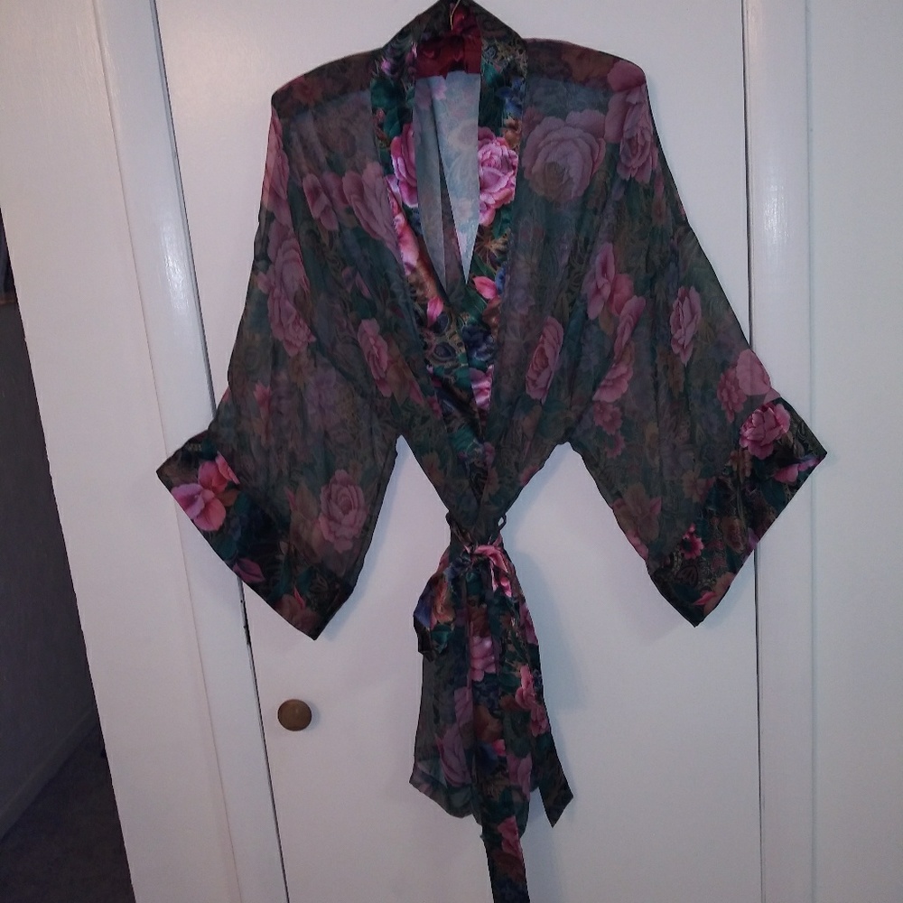 Robe free with VS pajamas - Picture 3 of 8